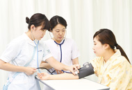 東京医療保健大学① 血圧測定の実習の様子