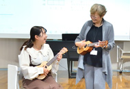 植草学園大学 談笑する講師と生徒