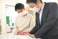 東洋公衆衛生学院 東洋公衆衛生学院 講師からの指導を受ける生徒の様子