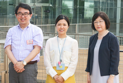(左から)髙橋先生、東口晴菜先生(看護学科助手)、鈴木玲子先生(看護学科教授)